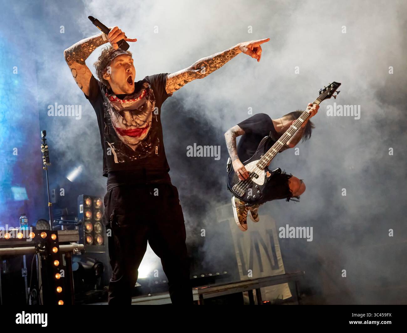 28 maggio 2021, Mosca, Russia: Punti di cassa per il pubblico, e Nikita Muravyom salta con il basso durante un programma di concerti del nuovo album..il gruppo rock russo ''slot'' si è esibito con un programma di concerti del nuovo album ''Survival Instinct'' nel club di Mosca '1930 Mosca' (immagine di credito: © Mihail Siergiejevicz/SOPA Images via ZUMA Wire) Foto Stock