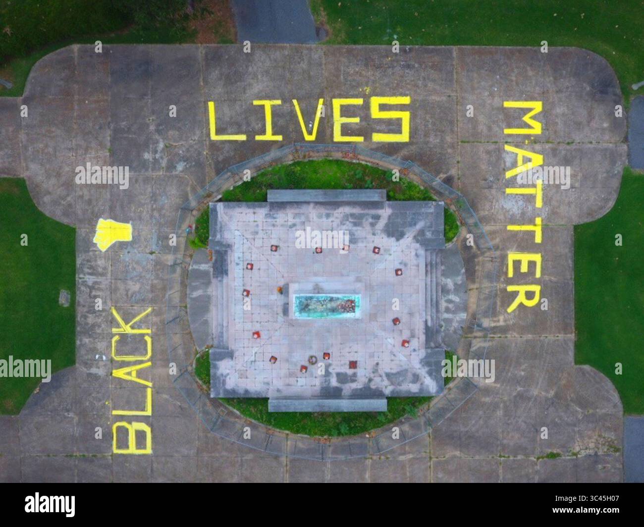 26 giugno 2020, Memphis, Tennessee, Stati Uniti: Gli attivisti hanno dipinto le parole ''Black Lives Matter'' in giallo brillante intorno al massiccio piedistallo che una volta ha innalzato una statua di Nathan Bedford Forrest sopra un parco nel centro di Memphis, Tennessee. La foto è stata scattata il 26 giugno 2020. La statua di Forrest, generale dell'esercito confederato durante la guerra di secessione americana, commerciante di schiavi e leader del Ku Klux Klan, fu abbattuta nel 2017. Il corpo di Forrest e sua moglie rimangono sepolti sotto la base. (Immagine di credito: © Karen Focht/ZUMA Wire) Foto Stock