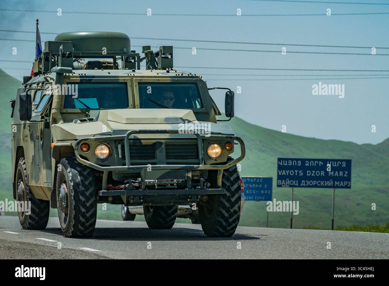 1 giugno 2021, Vayots Dzor, Armenia: Jeep dell'esercito russo nella provincia armena Vayots Dzor si trasferisce nel Nagorno Karabakh. I corpi di pace dell'esercito russo erano di stanza nella Repubblica del Nagorno Karabakh dopo la guerra con l'Azerbaigian per ridurre la tensione nell'area. (Immagine di credito: © Celestino Arce Lavin/ZUMA Wire) Foto Stock