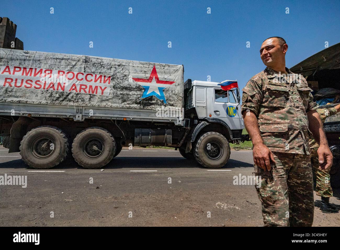 1 giugno 2021, Vayots Dzor, Armenia: Un soldato armeno guarda un camion dell'esercito russo nella provincia armena Vayots Dzor in direzione del Nagorno Karabakh. I corpi di pace dell'esercito russo erano di stanza nella Repubblica del Nagorno Karabakh dopo la guerra con l'Azerbaigian per ridurre la tensione nell'area. (Immagine di credito: © Celestino Arce Lavin/ZUMA Wire) Foto Stock