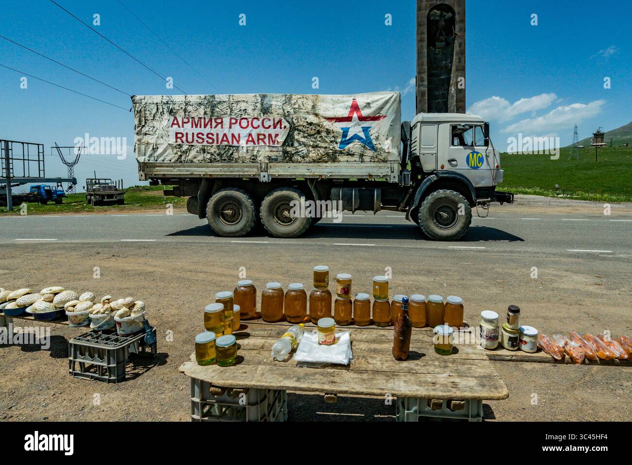1 giugno 2021, Vayots Dzor, Armenia: Camion dell'esercito russo in Armenia passa vicino a un mercato stradale locale in direzione del Nagorno Karabakh. I corpi di pace dell'esercito russo erano di stanza nella Repubblica del Nagorno Karabakh dopo la guerra con l'Azerbaigian per ridurre la tensione nell'area. (Immagine di credito: © Celestino Arce Lavin/ZUMA Wire) Foto Stock