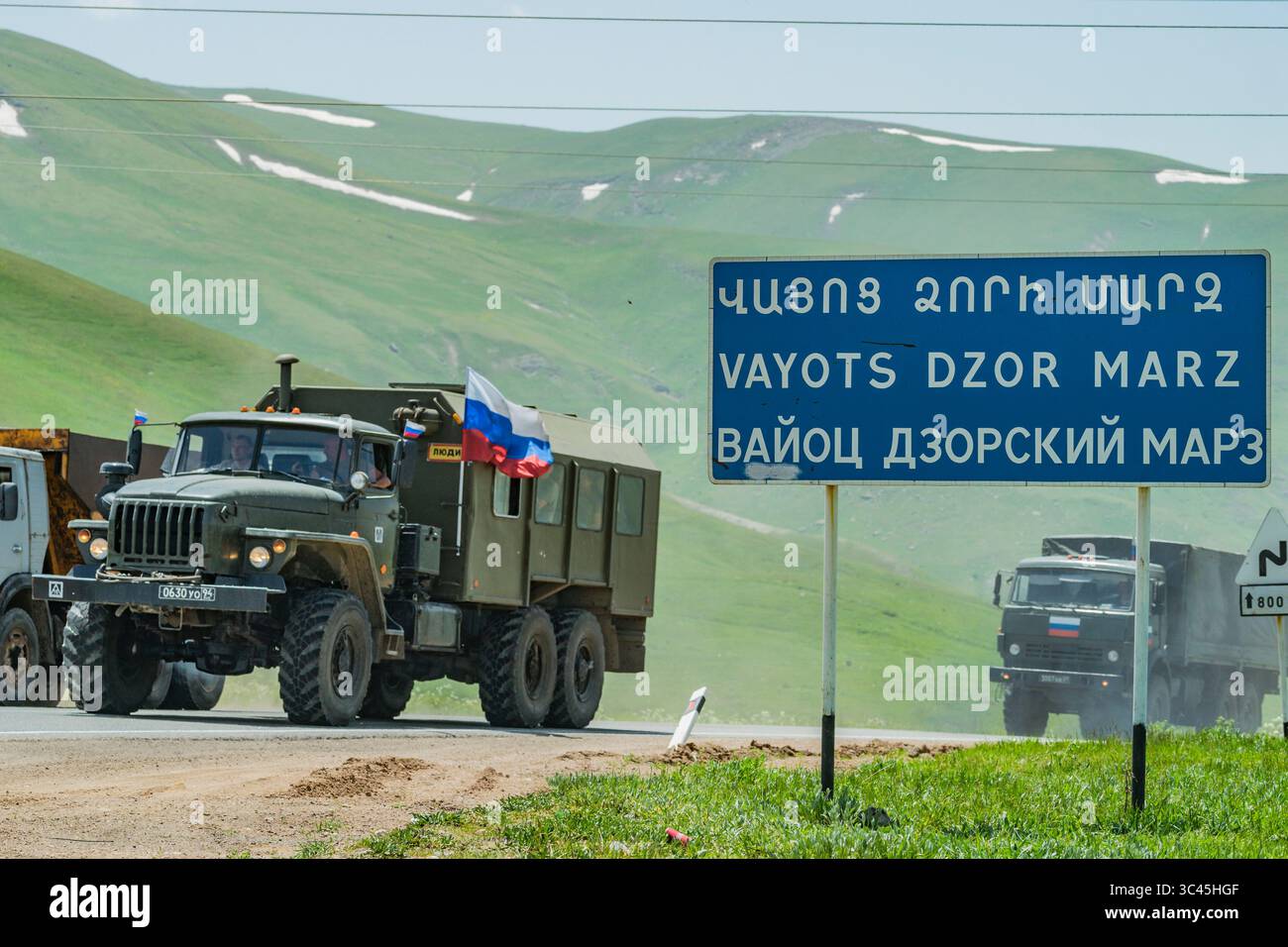 1 giugno 2021, Vayots Dzor, Armenia: Camion dell'esercito russo nella provincia armena Vayots Dzor si trasferisce nel Nagorno Karabakh. I corpi di pace dell'esercito russo erano di stanza nella Repubblica del Nagorno Karabakh dopo la guerra con l'Azerbaigian per ridurre la tensione nell'area. (Immagine di credito: © Celestino Arce Lavin/ZUMA Wire) Foto Stock