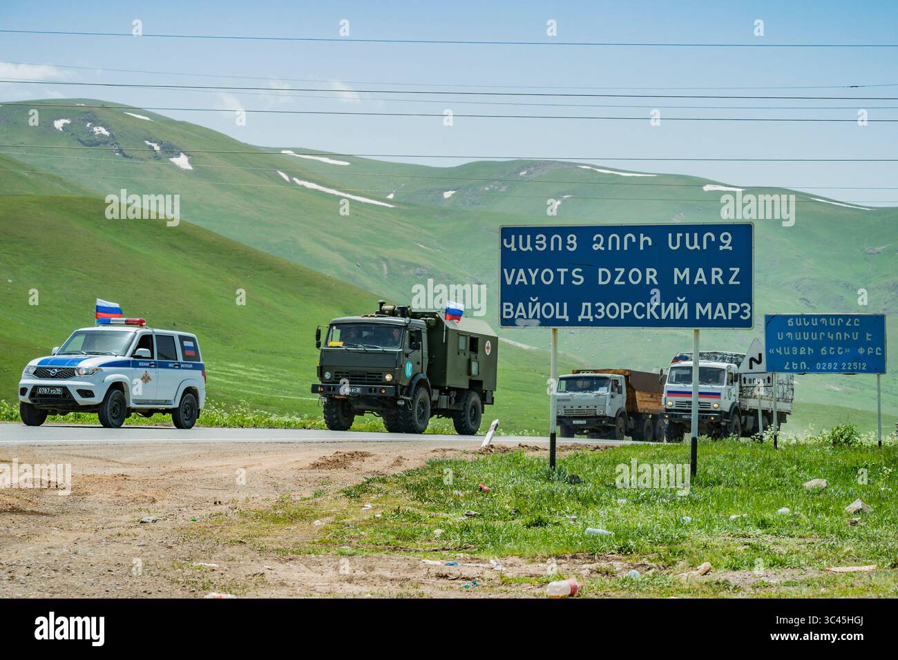 1 giugno 2021, Vayots Dzor, Armenia: Carovana di un convoglio dell'esercito russo nella provincia armena Vayots Dzor si trasferisce nel Nagorno Karabakh. I corpi di pace dell'esercito russo erano di stanza nella Repubblica del Nagorno Karabakh dopo la guerra con l'Azerbaigian per ridurre la tensione nell'area. (Immagine di credito: © Celestino Arce Lavin/ZUMA Wire) Foto Stock