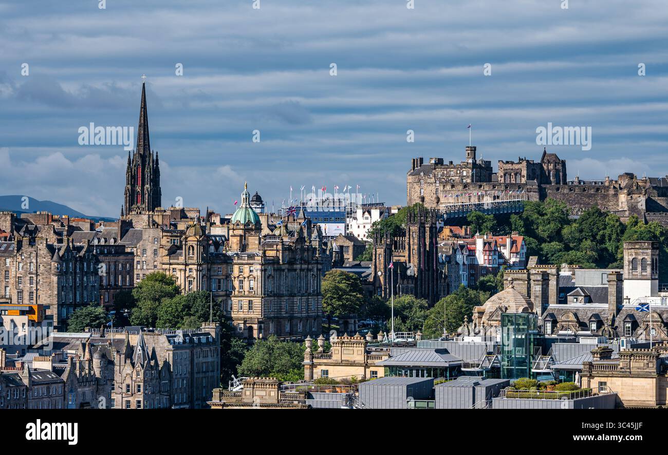 Ammira il panorama della città di Calton Hill di Edimburgo con il castello di Edimburgo e la torre dell'orologio Balmoral, Scozia, Regno Unito Foto Stock