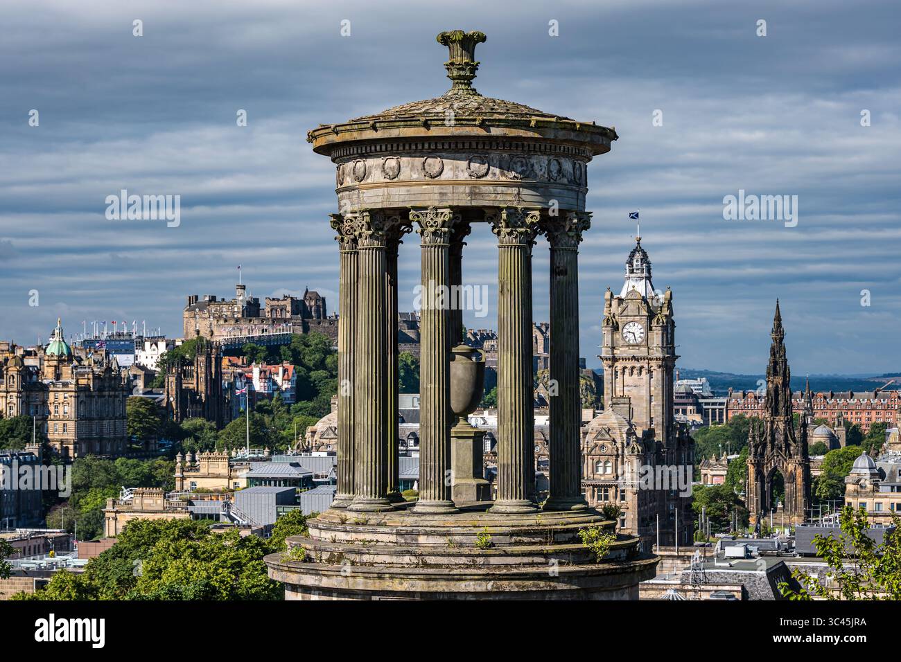 Ammira il panorama della città di Calton Hill di Edimburgo con il monumento a Dugald Stewart, il castello di Edimburgo e la torre dell'orologio Balmoral, Scozia, Regno Unito Foto Stock