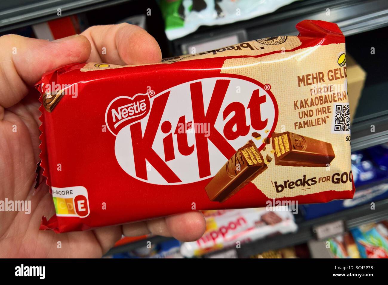 Nestle KitKat, Schokoriegel. Kit Kat ist ein von Nestle vertriebener und seit 1975 auf dem deutschen Markt erhältlicher Schokoladenriegel mit Waffelfüllung. Der ursprüngliche Hersteller Rowntrees wurde 1988 von Nestle übernommen *** Nestle KitKat, barretta di cioccolato Kit Kat è una barretta di cioccolato con ripieno di wafer distribuita da Nestle e disponibile sul mercato tedesco dal 1975 il produttore originale Rowntrees è stato rilevato da Nestle nel 1988 Foto Stock