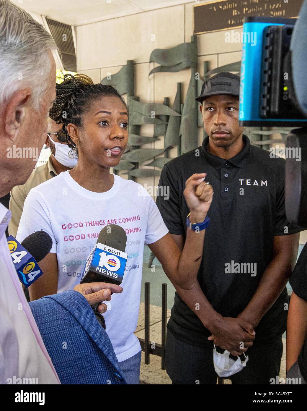 30 novembre 1979, Downtown Miami, Florida, Stati Uniti: Trina Harris, vicepresidente per aver toccato Miami con amore, parla ai media insieme ad altre organizzazioni di base come The Circle of Brotherhood, Dream Defenders, Roots Collective e Florida Rising mentre si uniscono per formare una coalizione impegnata nella guarigione e nella giustizia per tutte le comunità del sud della Florida e fa pressione sui funzionari Miami-Dade affinché finanziino le loro iniziative già in atto e mirate a ridurre la violenza delle armi, fuori dal Stephen P. Clark Government Center nel centro di Miami, il 4 giugno 2021. (Immagine di credito: © TNS via cavo ZUMA) Foto Stock