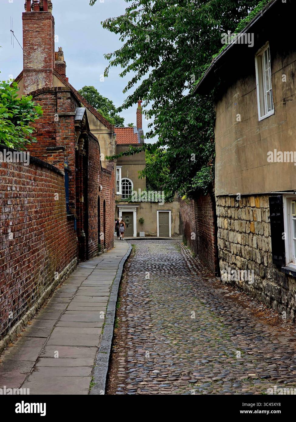 strada stretta nella città vecchia - Immagine stock catturata con smartphone