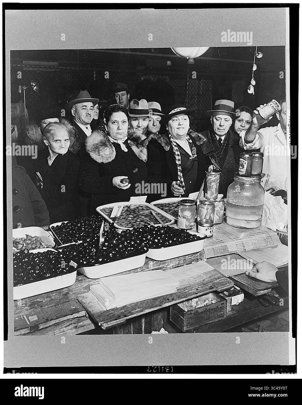 New York, New York. Clienti italiani ed ebrei nel First Avenue Market in Tenth Street Foto Stock