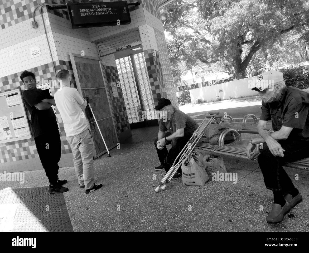 4 giugno 2021, SARASOTA, FLORIDA, Stati Uniti: Sarasota. Nel fine settimana del Memorial Day, 135.000 persone hanno bloccato l'ovale all'Indianapolis 500. I ristoranti di tutti gli Stati Uniti erano affollati di clienti, dato che i mandati delle maschere venivano scartati. La formula, che ha ottenuto la benedizione di Biden, è stata succinta: Se sei completamente vaccinato, puoi fare quello che vuoi. Sembra che gli Stati Uniti stiano cercando di chiudere il sipario sulla pandemia. (Immagine di credito: © John Marshall Mantel/ZUMA Wire) Foto Stock