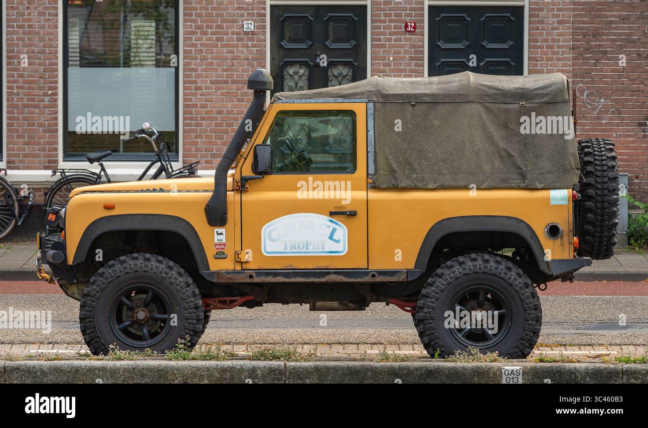 Haarlem, Paesi Bassi, 27.07.2025, veicolo fuoristrada britannico classico Land Rover 90 Soft Top dal 1993 parcheggiato in strada Foto Stock