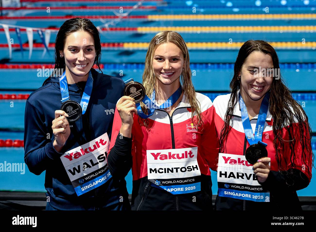 Singapore, Singapore. 28 luglio 2025. Alex Walsh degli Stati Uniti d'America, argento, Summer McIntosh del Canada, oro, Mary-Sophie Harvey del Canada, bronzo mostrano le medaglie dopo aver gareggiato nella finale individuale Medley Women 200m di nuoto durante il 22 ° World Aquatics Championships alla WAC Arena di Singapore (Singapore), 28 luglio 2025. Crediti: Insidefoto/Alamy Live News Foto Stock