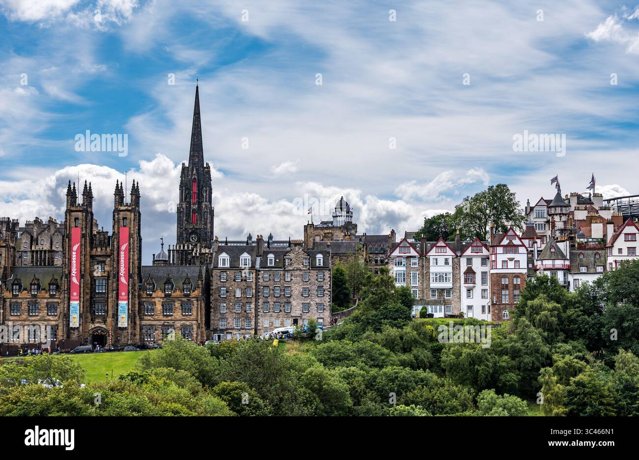 Ammira il centro della città fino all'Assembly on the Mound e ai Ramsey Gardens durante l'Edinburgh Festival Fringe, Scozia, Regno Unito Foto Stock