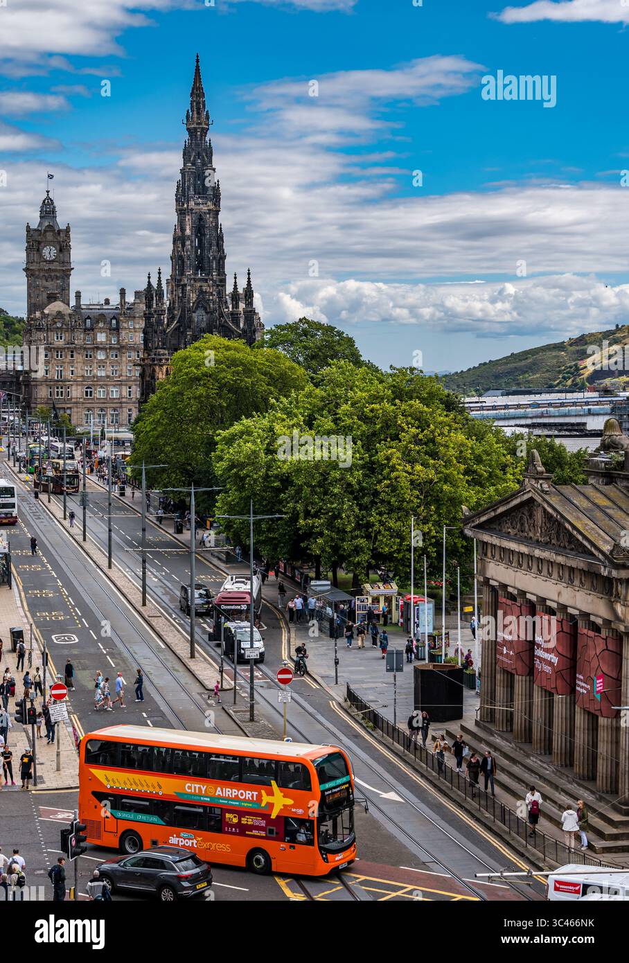 Vista di Princes Street dall'alto con il monumento Scott e la torre dell'orologio Balmoral, Edimburgo, Scozia, Regno Unito Foto Stock