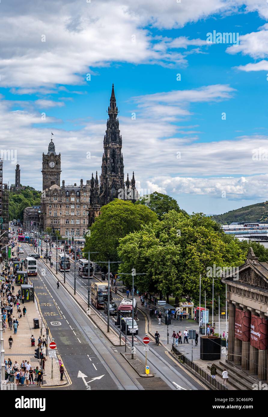Vista di Princes Street con monumento Scott e torre dell'orologio Balmoral e monumento Nelson a Calton Hill, Edimburgo, Scozia, Regno Unito Foto Stock