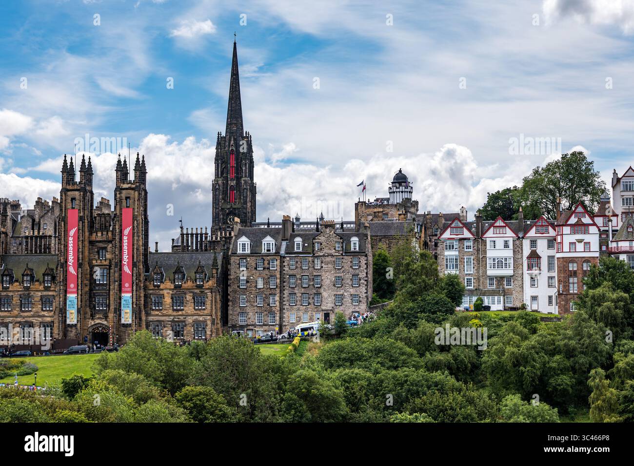Ammira il centro della città fino all'Assembly on the Mound e ai Ramsey Gardens durante l'Edinburgh Festival Fringe, Scozia, Regno Unito Foto Stock