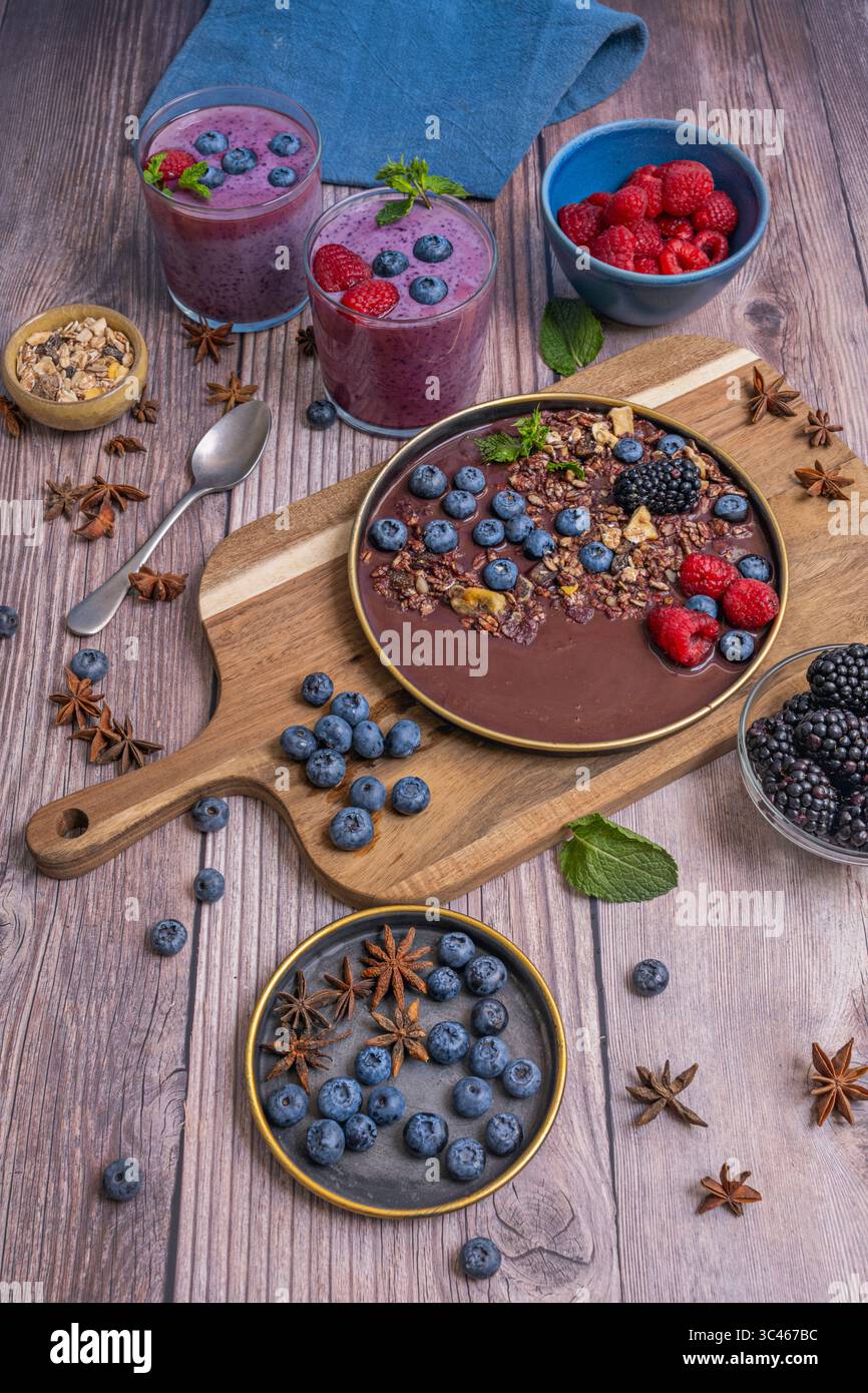 Colazione nutriente: Ciotola di mirtilli, muesli e succo di bacche fatto in casa per iniziare la giornata con energia Foto Stock