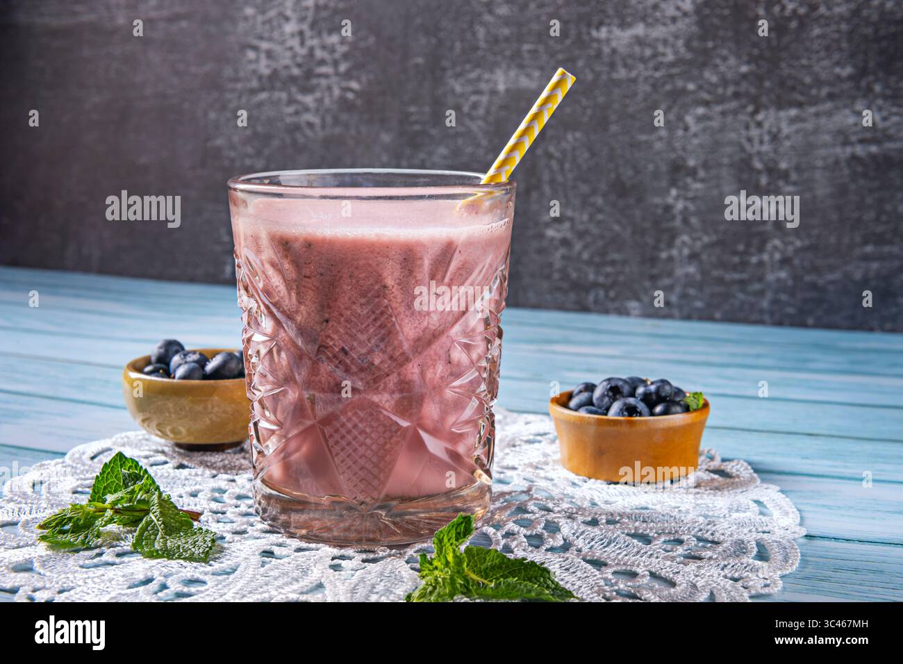 Fotografia dei prodotti: Mirtilli coltivati in modo biologico e succo artigianale, che mettono in risalto qualità e freschezza Foto Stock