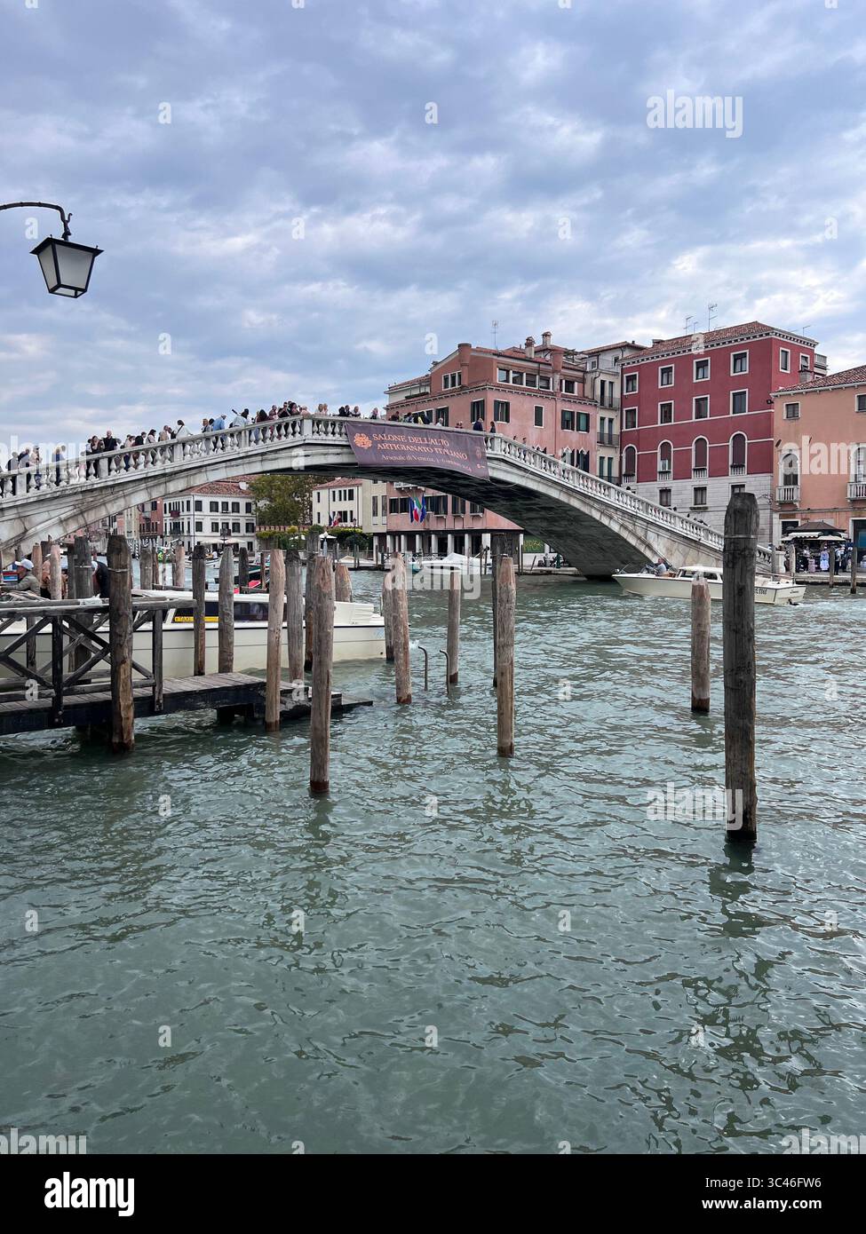 Strati di storia, bellezza e serenità si fondono in questa iconica città sul lungomare del nord Italia. Foto Stock