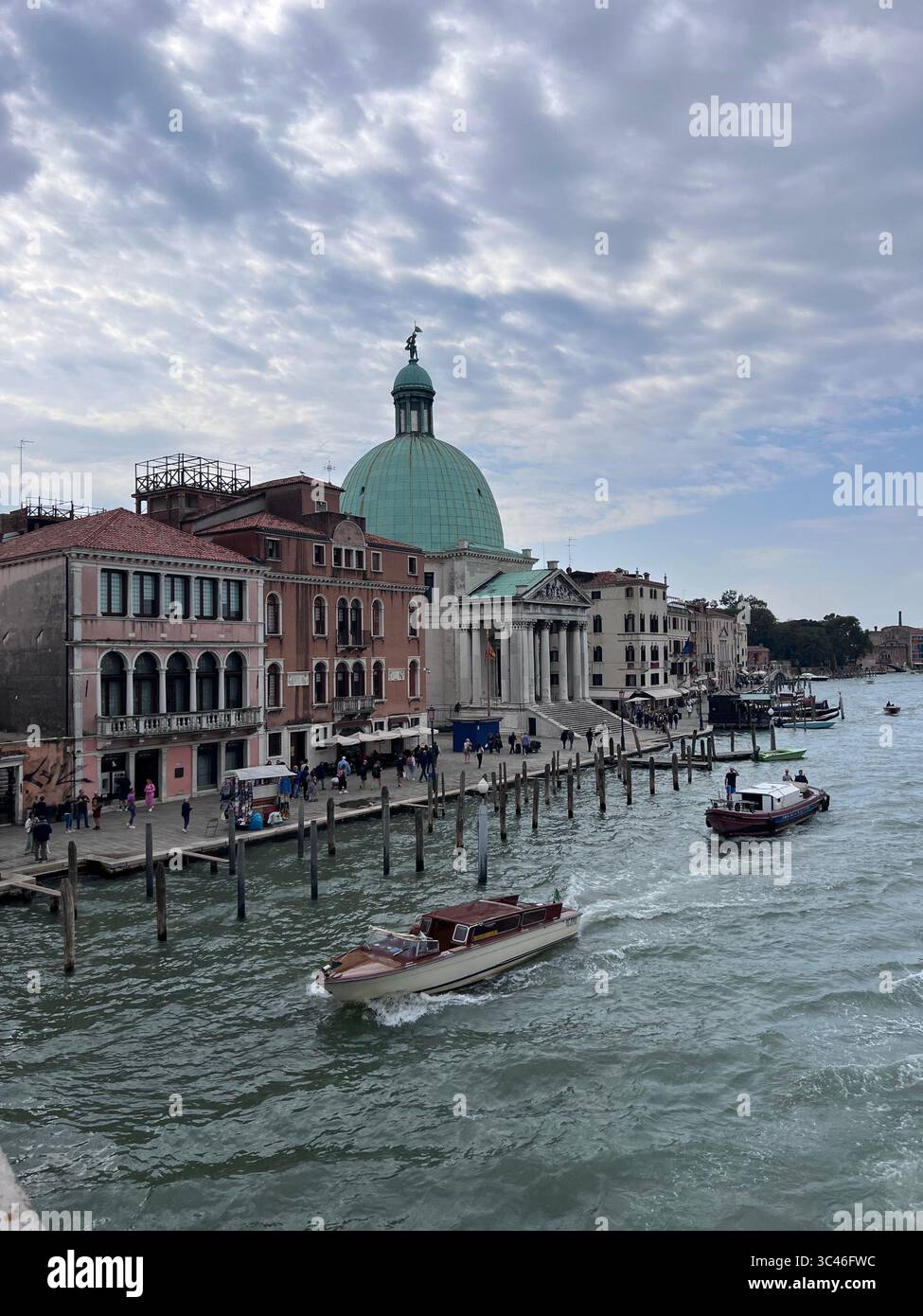 Da ogni angolazione, Venezia dipinge un quadro di nostalgia, romanticismo e vita vissuta al ritmo della marea. Foto Stock