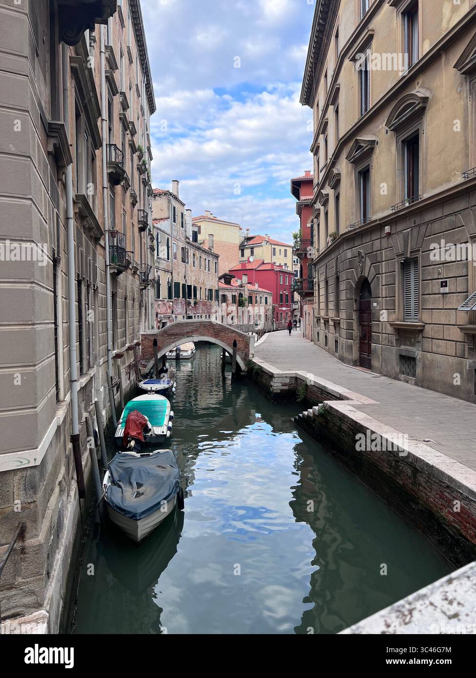L'eleganza degli edifici veneziani che costeggiano il canale crea un'atmosfera da sogno in questa città galleggiante. Foto Stock