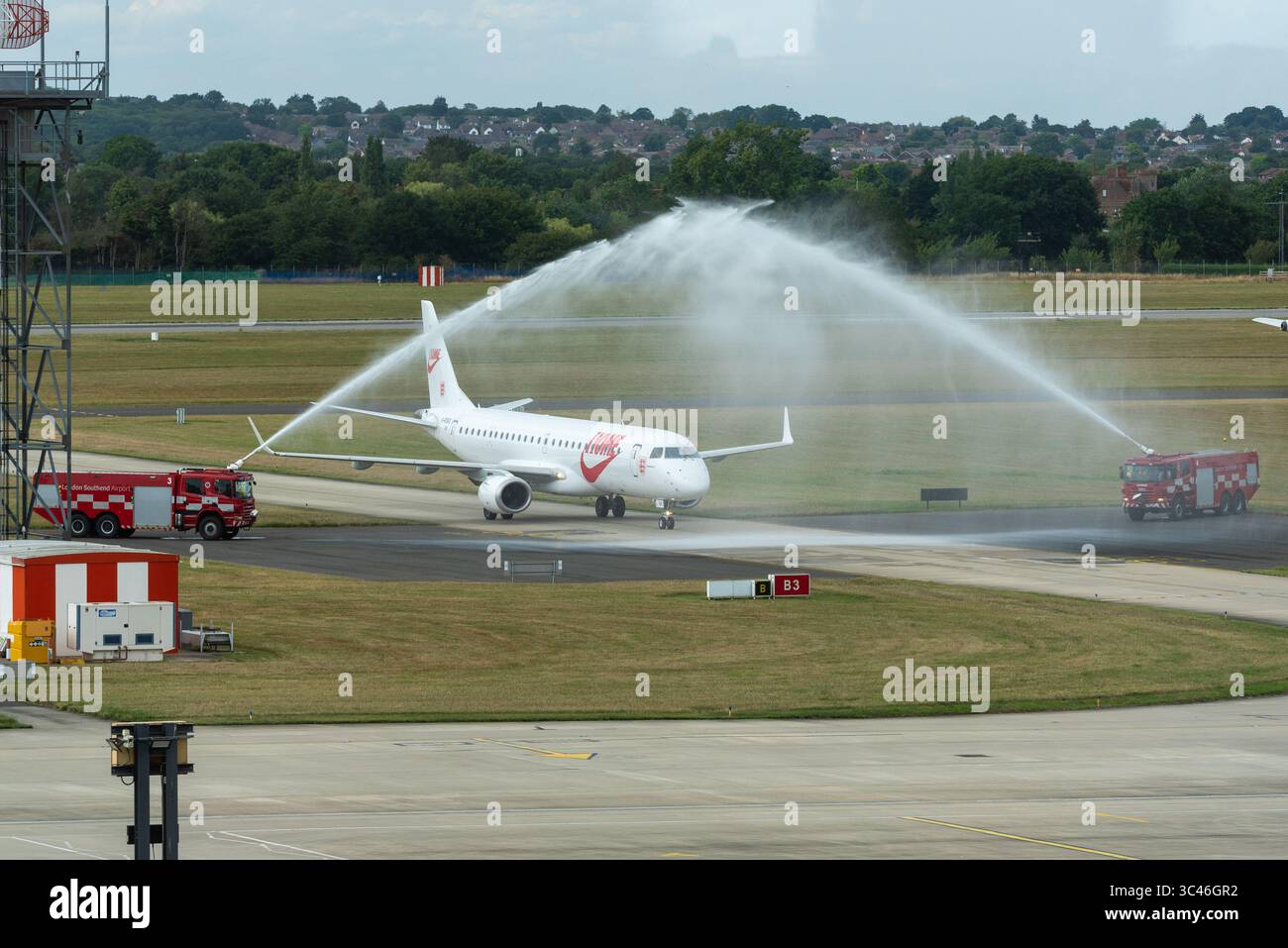 Aeroporto Southend di Londra, Essex, Regno Unito. 28 luglio 2025. La squadra di calcio femminile dell'Inghilterra è atterrata all'aeroporto Southend di Londra da Zurigo a bordo di una Titan Airways Embraer E190LR. La squadra sarà presente a Downing Street più tardi oggi e parteciperà a una parata di vittorie a Londra martedì. I loro aerei contrassegnati con il messaggio "Home" ricevono un saluto ad arco d'acqua dagli equipaggi dei vigili del fuoco dell'aeroporto mentre entrano in taxi Foto Stock