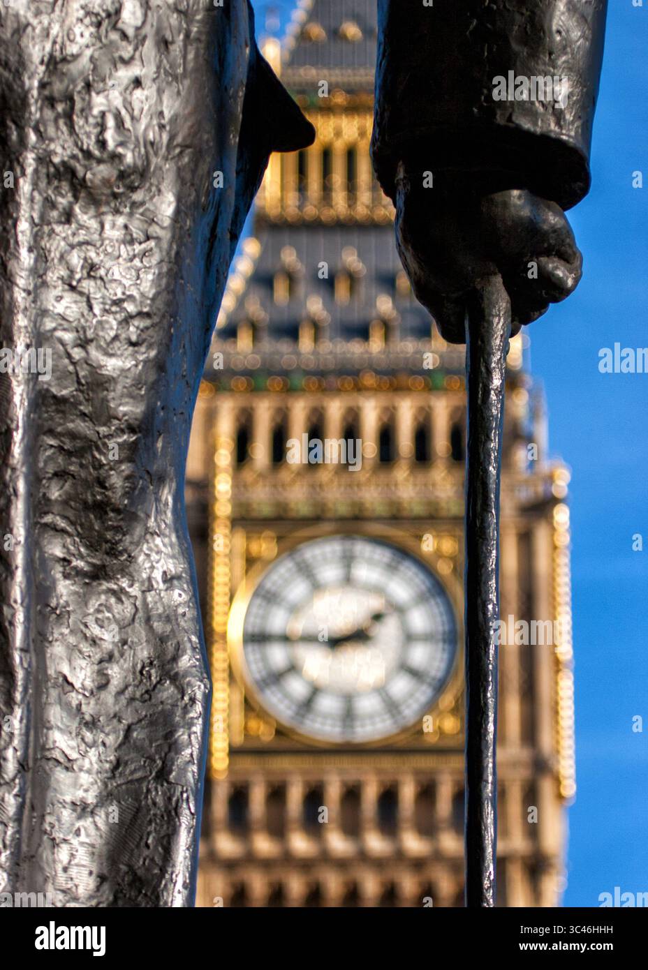 L'architettura gotica di Elizabeth Tower Westminster e del Big Ben che si affaccia sulla scultura in bronzo di Winston Churchill in Parliament Square Londra Foto Stock