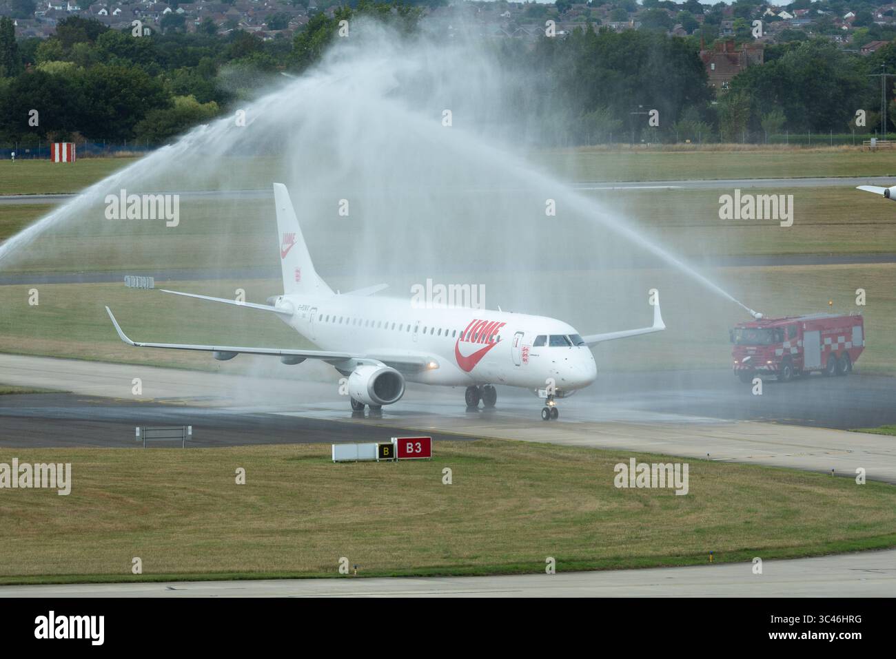 Aeroporto Southend di Londra, Essex, Regno Unito. 28 luglio 2025. La squadra di calcio femminile dell'Inghilterra è atterrata all'aeroporto Southend di Londra da Zurigo a bordo di una Titan Airways Embraer E190LR. La squadra sarà presente a Downing Street più tardi oggi e parteciperà a una parata di vittorie a Londra martedì. I loro aerei contrassegnati con il messaggio "Home" ricevono un saluto ad arco d'acqua dagli equipaggi dei vigili del fuoco dell'aeroporto mentre entrano in taxi Foto Stock