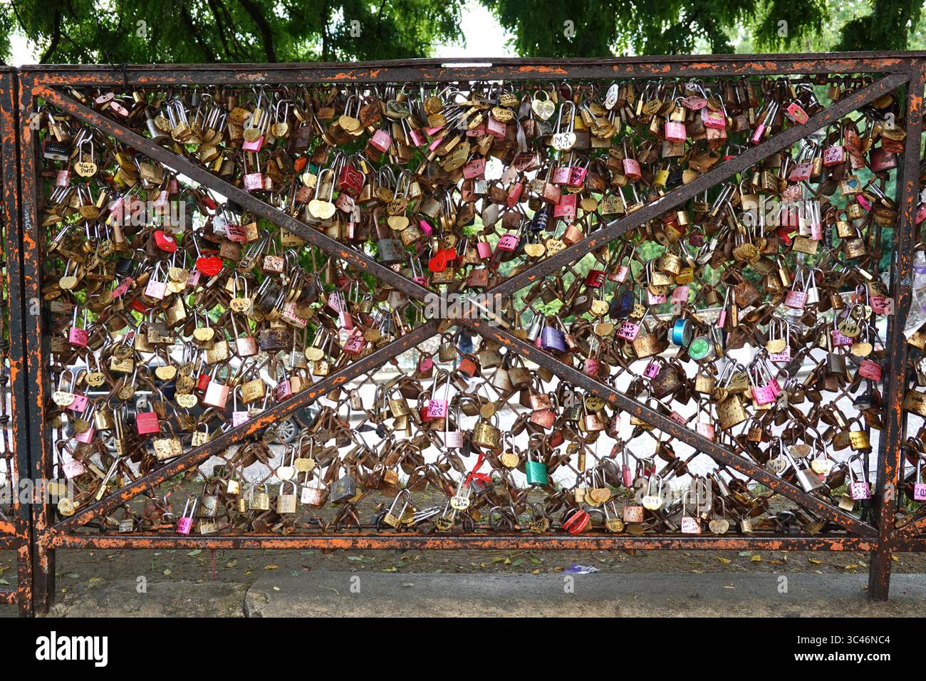 Lucchetti individuali di colomba eterna con un gesto romantico sono chiusi a una recinzione a Parigi, in Francia. Foto Stock