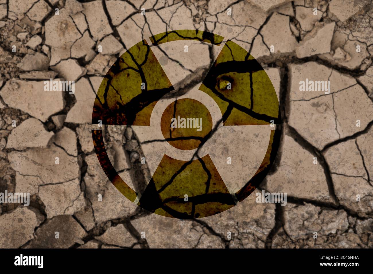 Segnale radioattivo su terra secca incrinata, vista dall'alto. Inquinamento radiologico Foto Stock