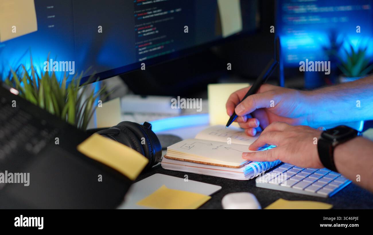 Controllare le caselle di controllo a mano Programmer Project Notes Task Planning Workspace (Note sul progetto del programmatore pianificazione attività area di lavoro) nel notebook con schermate di codice e configurazione moderna della scrivania. Concetto di software Foto Stock