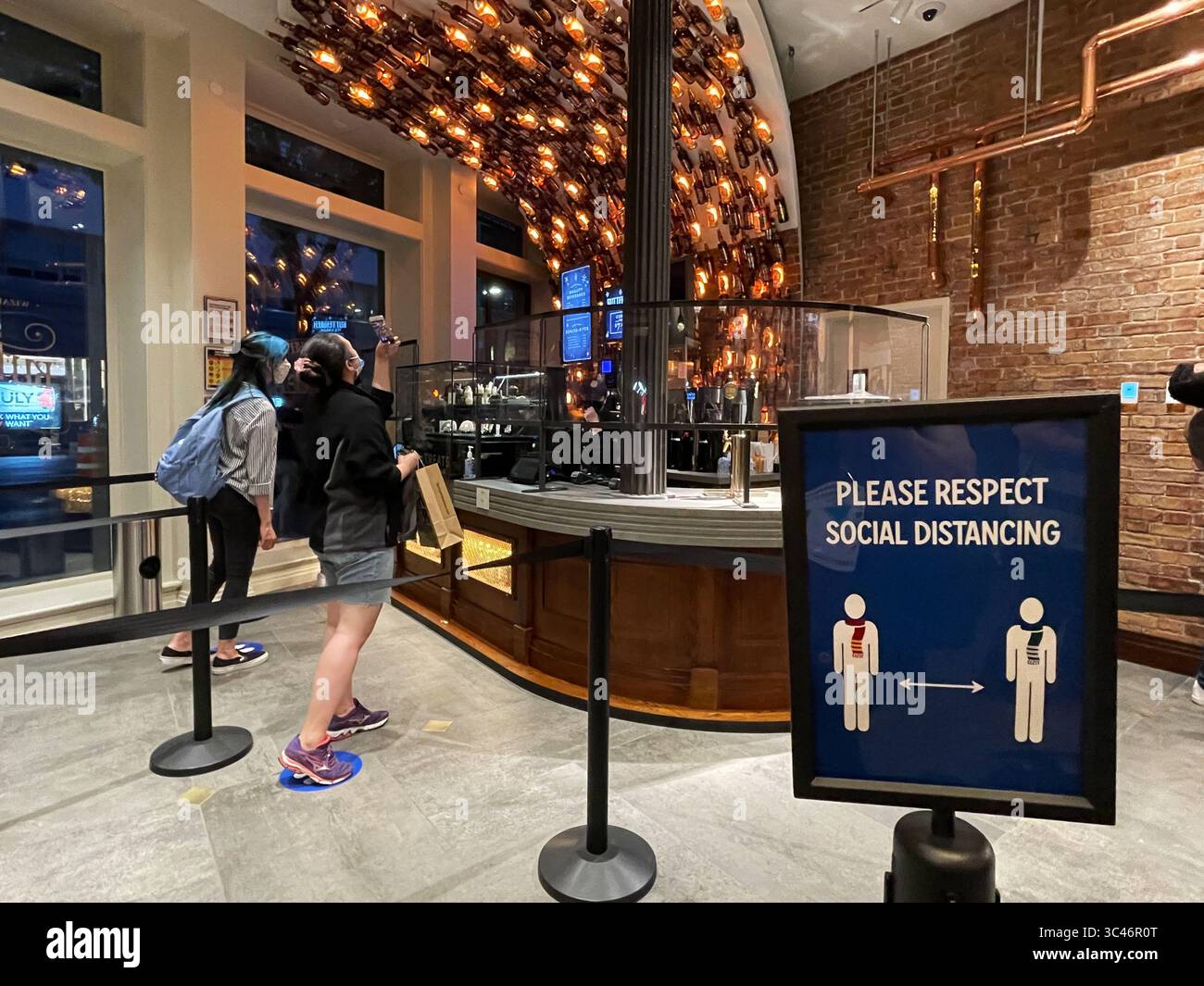 8 giugno 2021, New York City, New York, Stati Uniti: Il più grande negozio al mondo ''Harry Potter'' sta vivendo un enorme successo dalla sua apertura a New York una settimana fa. La nuova attrazione che si è insediata su un negozio a tre piani vede grandi file che si estendono per tutto il giorno sul marciapiede a pochi passi dall'edificio Flatiron. I fan di tutte le età si affollano nel magico universo dell'autore J.K. Rowling che si è trasferito sullo schermo per emergere con le braccia caricate di acquisti, l'emporio è principalmente un luogo dove acquistare merci. Un bar che vende la Butterbeer, la famosa bevanda magica che ricopre il soffitto e la scrivania Foto Stock