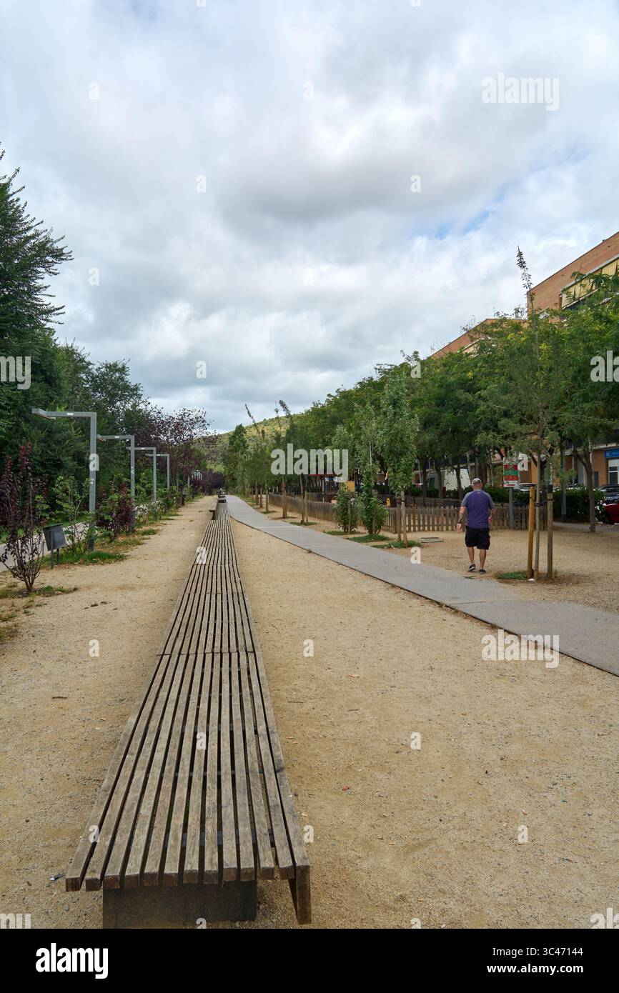 Viladecans.Barcelona - 28 luglio 2025: Un ambiente ideale per momenti tranquilli o piacevoli passeggiate, con pianificazione urbana e spazi comuni. Foto Stock