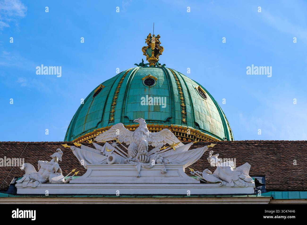Kuppel des Michaelertores des Michaelertraktes der Wiener Hofburg, Vienna, Österreich. Foto Stock