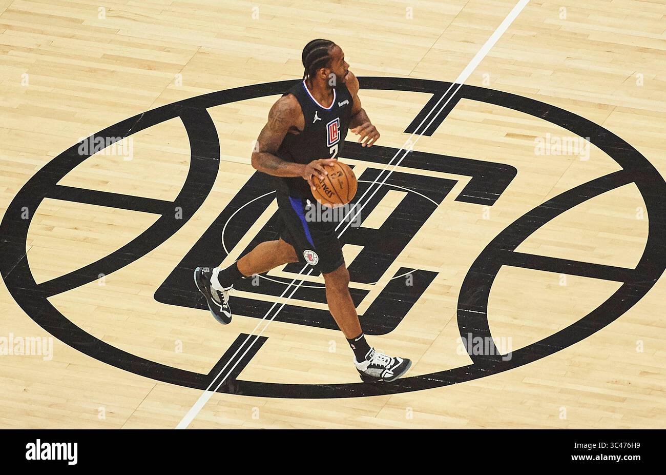 14 giugno 2021, LOS ANGELES, CALIFORNIA, Stati Uniti: L'attaccante dei LA Clippers Kawhi Leonard (2) sposta l'attacco contro gli Utah Jazz durante una partita di basket NBA playoff 4. Lunedì 14 giugno 2021 a Los Angeles, California. I Clippers sconfiggono Jazz, 118-104. AUSTIN SOSA/BNS/PI (immagine di credito: © Prensa Internacional via cavo ZUMA) Foto Stock
