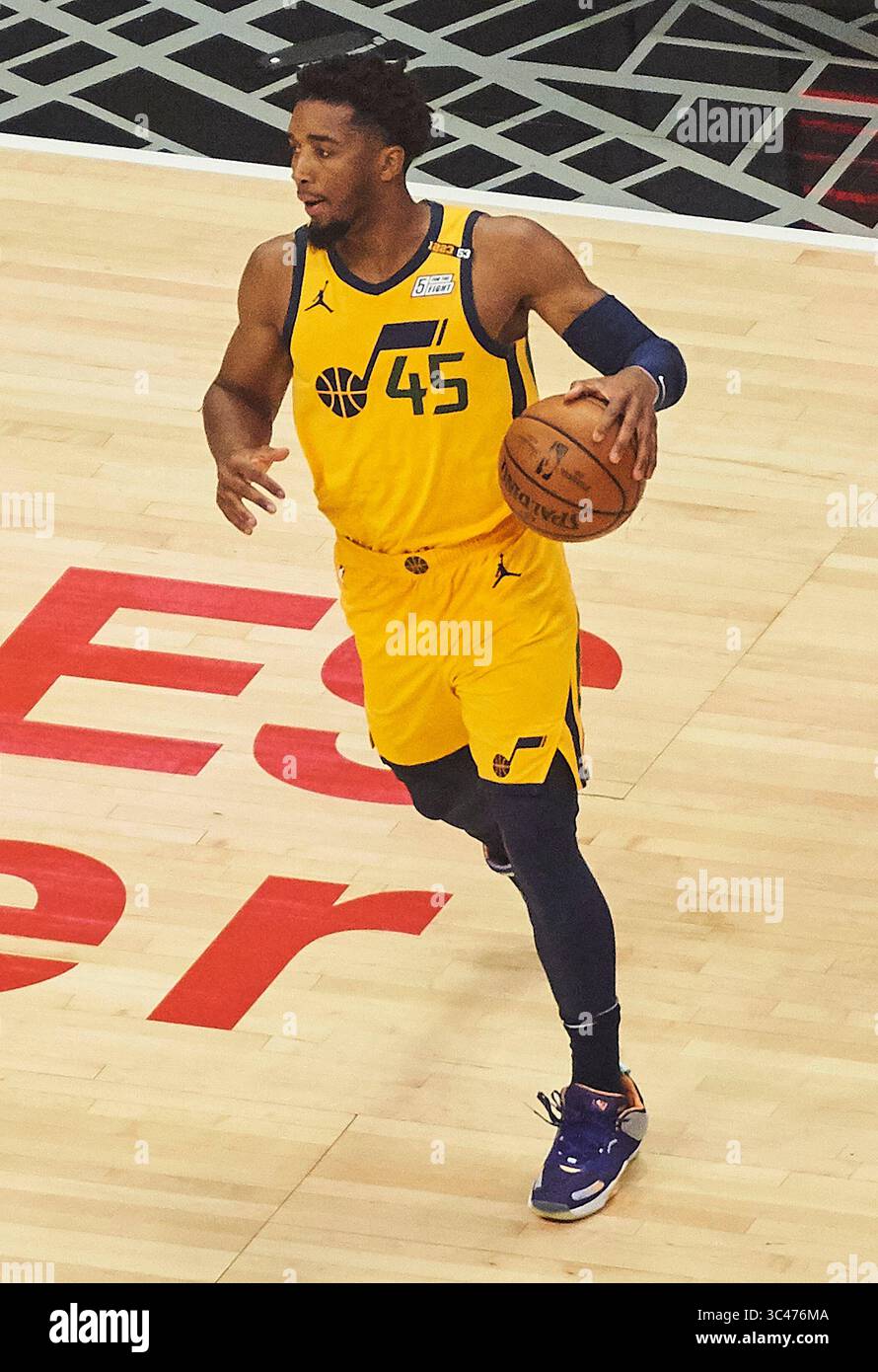 14 giugno 2021, LOS ANGELES, CALIFORNIA, USA: La guardia degli Utah Jazz Donovan Mitchell (45) sposta l'attacco contro i LA Clippers durante una partita di basket NBA playoff 4. Lunedì 14 giugno 2021 a Los Angeles, California. I Clippers sconfiggono Jazz, 118-104. AUSTIN SOSA/BNS/PI (immagine di credito: © Prensa Internacional via cavo ZUMA) Foto Stock
