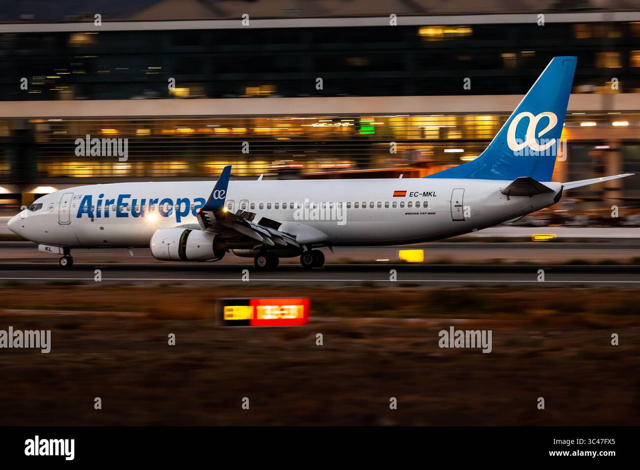 Malaga, Spagna - 10 ottobre 2024: Atterraggio di Air Europa Boeing 737 all'aeroporto di Malaga Foto Stock