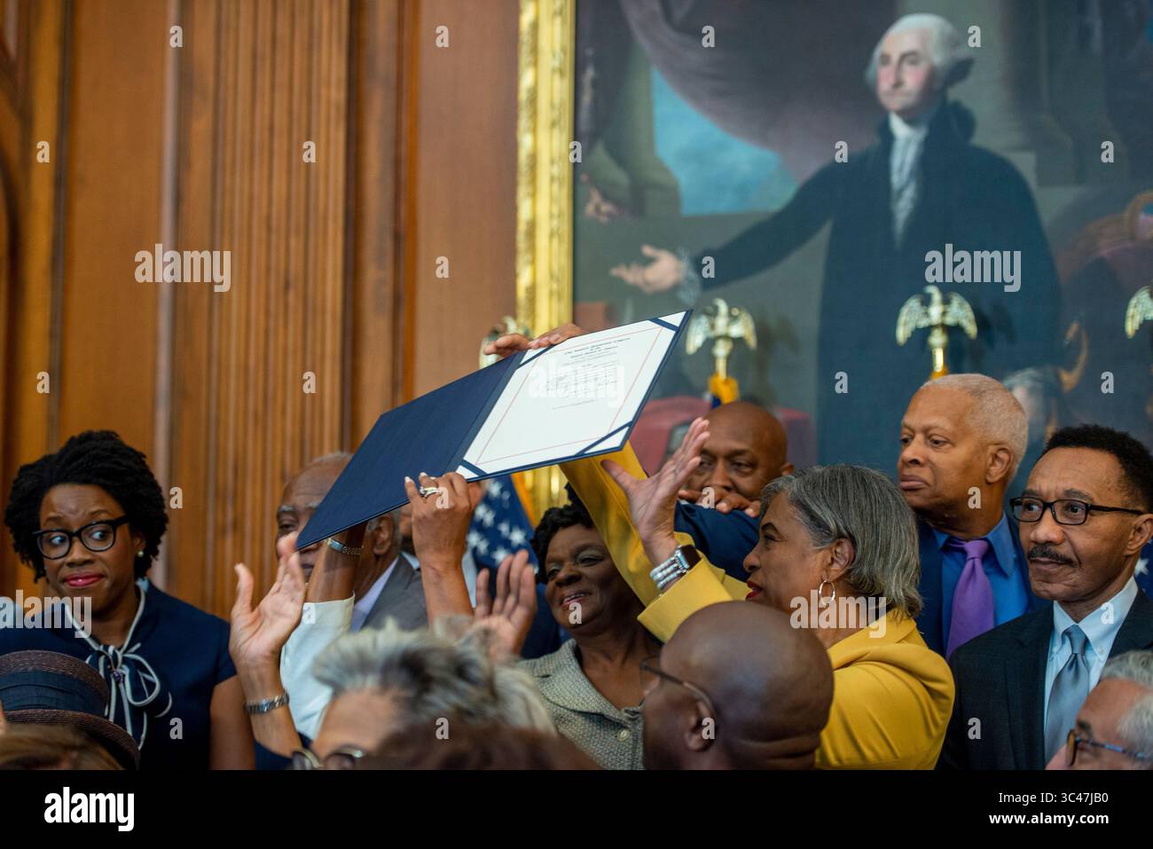 17 giugno 2021, Washington, Distretto di Columbia, USA: Il disegno di legge firmato S. 475, il Juneteenth National Independence Day Act è passato nelle mani dei membri del Congressional Black Caucus presso il Campidoglio degli Stati Uniti a Washington. (Immagine di credito: © Rod Lamkey - CNP/CNP tramite filo ZUMA) Foto Stock