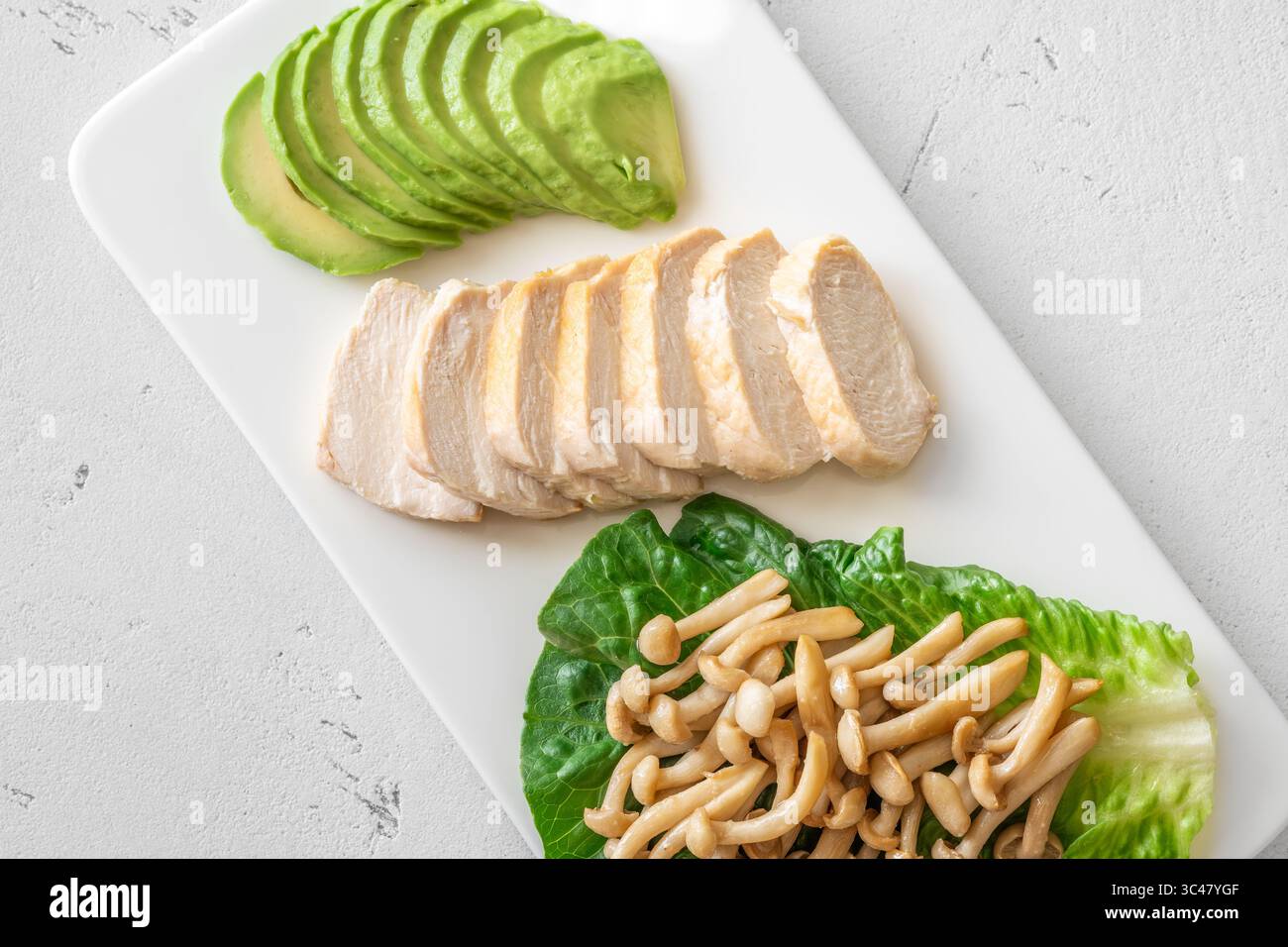 Pasto leggero a base di proteine magre e verdure servito in armonia naturale e bilanciata Foto Stock