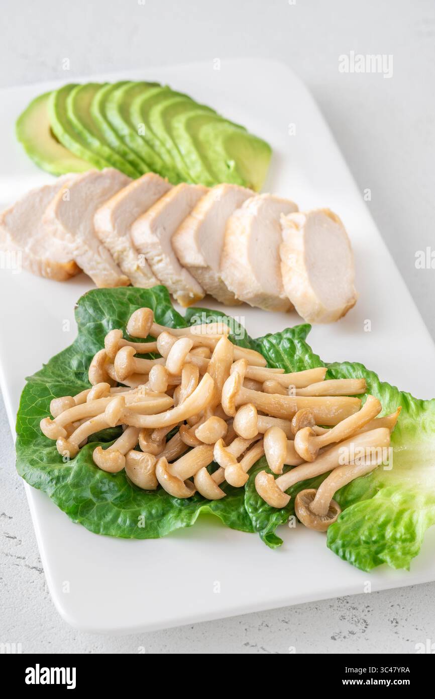 Pasto leggero a base di proteine magre e verdure servito in armonia naturale e bilanciata Foto Stock