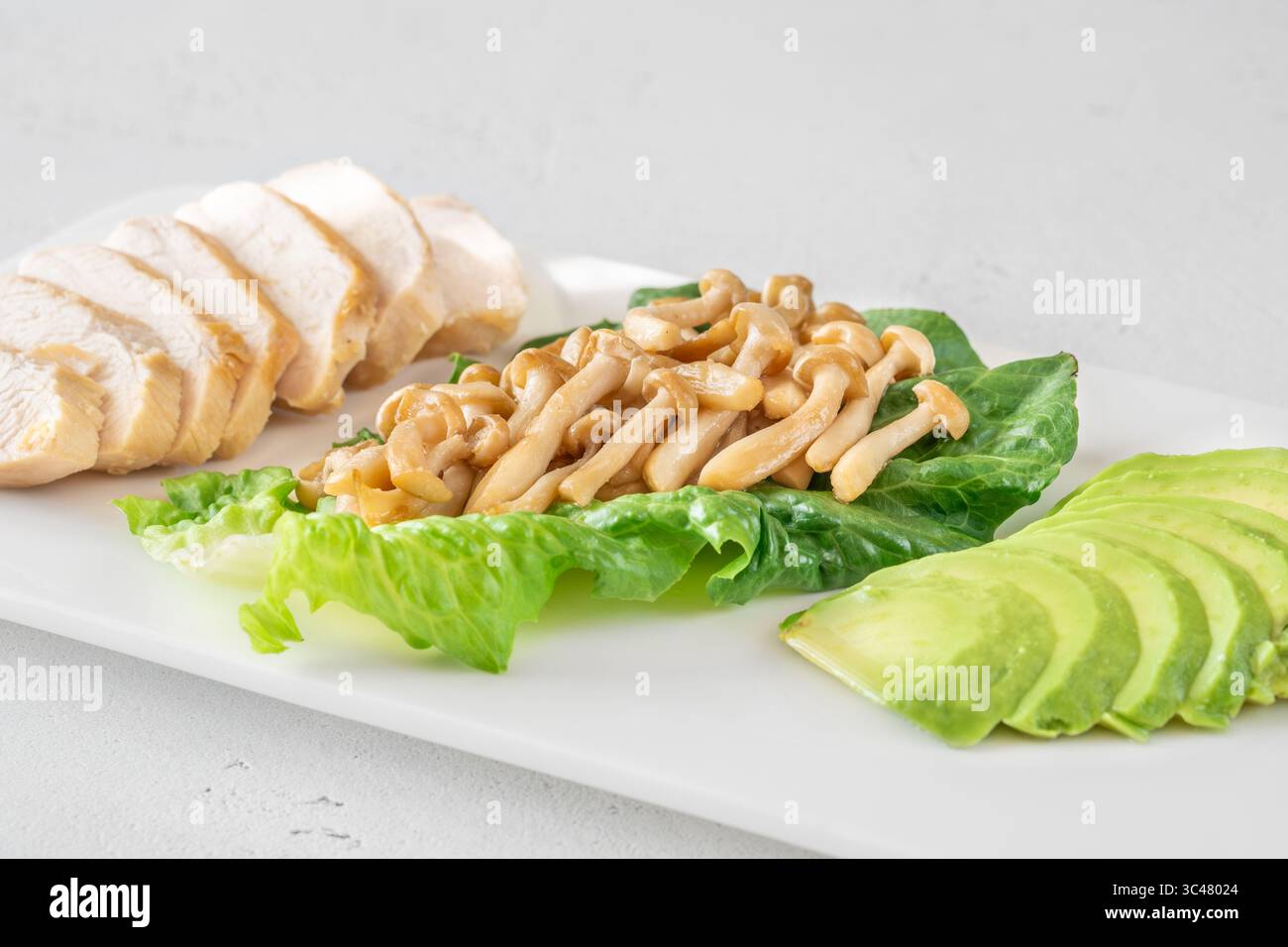 Pasto leggero a base di proteine magre e verdure servito in armonia naturale e bilanciata Foto Stock