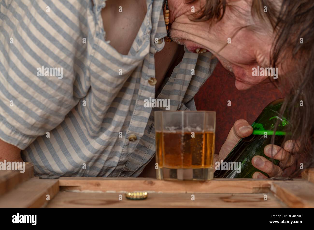 Bottiglia verde trasparente di birra ceca con uomo alcolico a Ceske Budejovice CZ 07 15 2025 Foto Stock
