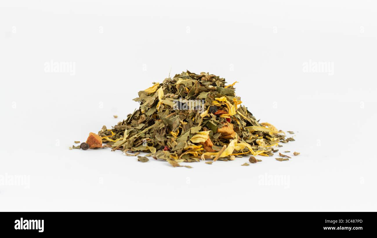 Tè alle erbe a foglia sciolta con fiori ed erbe su sfondo bianco, luce naturale, prodotto benessere di alta qualità. Foto Stock