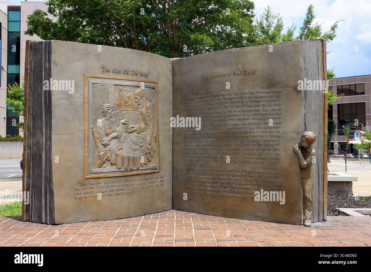 Questa imponente Libro di pietra a Greensboro, NC, onora l'autore William Sydney Porter, meglio conosciuto come il maestro di racconti brevi O. Henry. Foto Stock