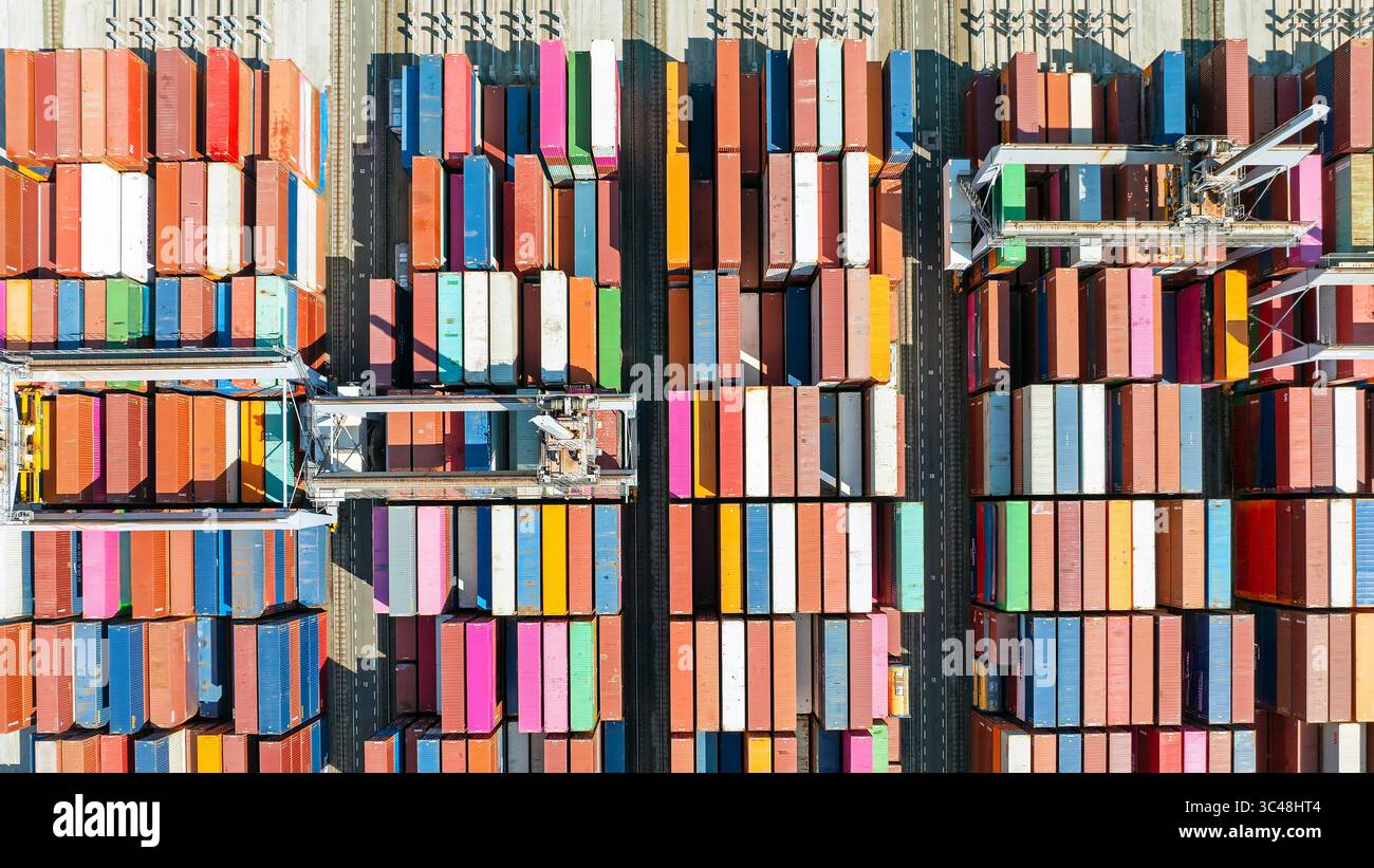 Colpo aereo da container di carico nel porto da Rotterdam, nei Paesi Bassi Foto Stock