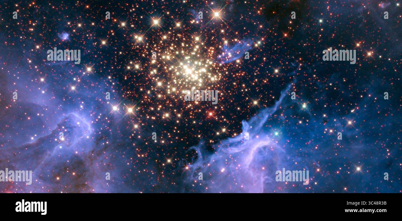 3 luglio 2018 - spazio - come uno spettacolo di fuochi d'artificio del 4 luglio, una giovane e scintillante collezione di stelle assomiglia a una raffica aerea. L'ammasso è circondato da nuvole di gas interstellari e polvere, la materia prima per la formazione di nuove stelle. La nebulosa, situata a 20.000 anni luce di distanza nella costellazione carina, contiene un ammasso centrale di enormi stelle calde, chiamate NGC 3603. Sembra colorato e sereno, questo ambiente è tutt'altro che. Le radiazioni ultraviolette e i violenti venti stellari hanno fatto esplodere un'enorme cavità nel gas e la polvere che avvolge l'ammasso. La maggior parte delle stelle nell'ammasso sono nate Foto Stock