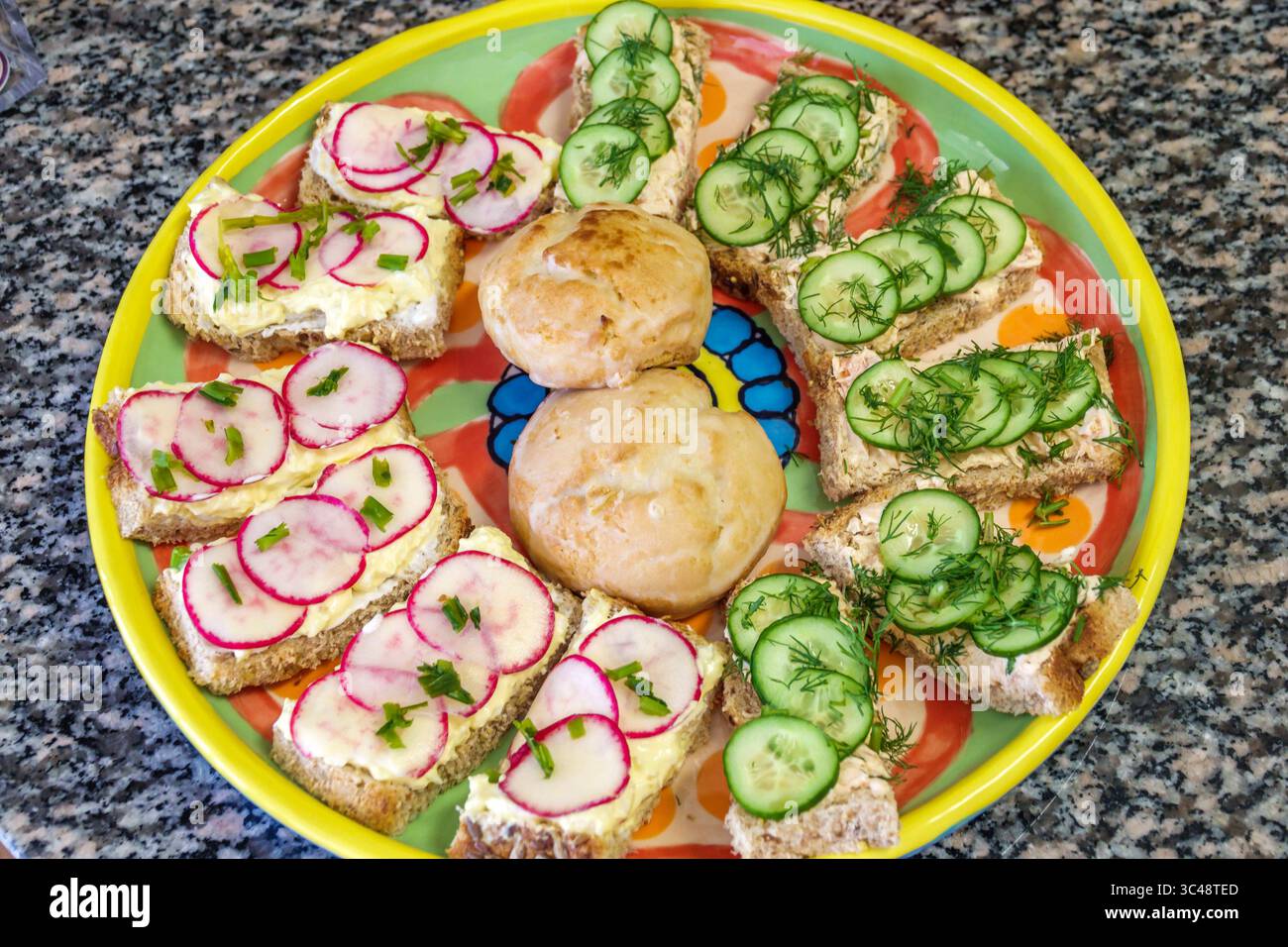 Miami Beach, Florida, piatto da cucina, panini a vista ricoperti di ravanello a fette e cetriolo, pane integrale con formaggio spalmabile o altro Foto Stock