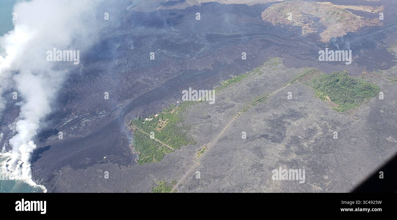 5 luglio 2018 - Hawaii, Stati Uniti - Vista aerea del canale di lava e dei margini attivi tra il cratere Kapoho (in alto a destra) e la costa (in basso a sinistra). Il margine settentrionale del campo di flusso sta avanzando in diversi punti nell'area di Kapoho Ag and Beach Lots (aree vegetate al centro dell'immagine). Immagine gentilmente concessa dai Vigili del fuoco della contea di Hawaii. (Immagine di credito: © USGS/ZUMA Wire/ZUMAPRESS.com) Foto Stock