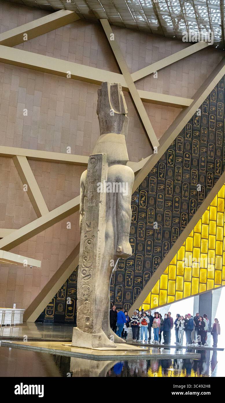 Egitto, il Cairo, vicino alle grandi Piramidi di Giza, il grande Museo Egizio (GEM), colosso del re Ramsete II, nella sala d'ingresso. Foto Stock