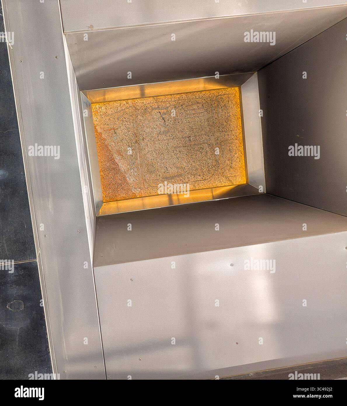 Egitto, Cairo, Giza, il grande Museo Egizio (GEM) mostra un obelisco sospeso. Ramses II cartigli sul fondo. Foto Stock